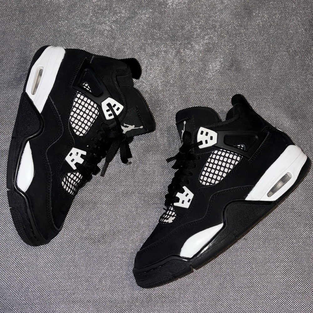 Jordan 4 White Thunder size 5.5Y…. - Picture 2 of 6